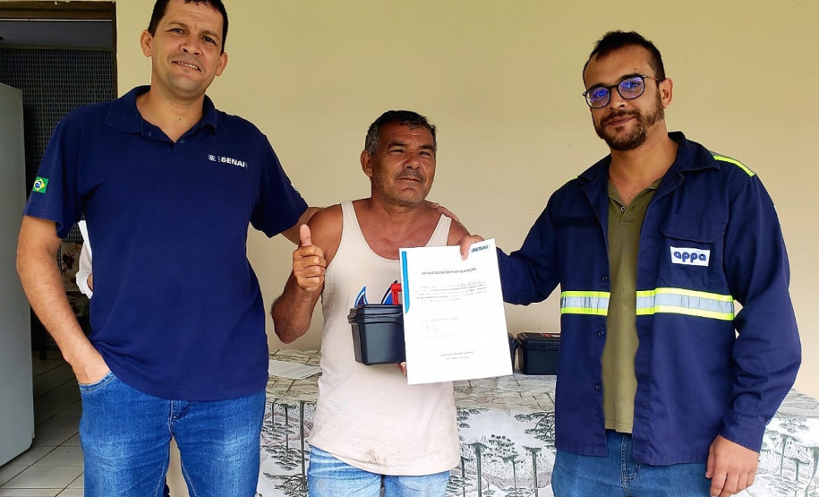 Moradores da Ilha do Teixeira receberam nesta quinta-feira (23) o certificado de conclusão do curso e um kit de ferramentas. O objetivo da ação da empresa Portos do Paraná é que os pescadores possam consertar e fazer a manutenção dos próprios barcos.
Foto: Pierpaolo Nota/Portos do Paraná