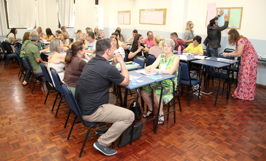 Mais de 2 mil diretores das escolas estaduais do Paraná se reúnem em Curitiba até o dia 31. É que ocorre na Capital, desde terça-feira (21), o Seminário Foco na Aprendizagem 2020, evento da Secretaria de Estado da Educação e do Esporte que busca promover o diálogo, formações e planejamento pedagógico aos gestores das instituições estaduais de ensino. Foto: Ari Dias/AEN