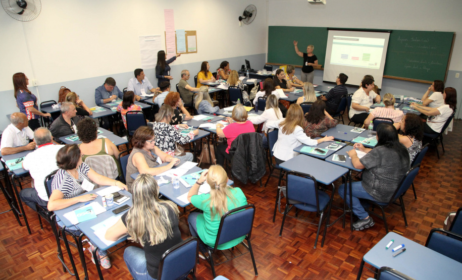 Mais de 2 mil diretores das escolas estaduais do Paraná se reúnem em Curitiba até o dia 31. É que ocorre na Capital, desde terça-feira (21), o Seminário Foco na Aprendizagem 2020, evento da Secretaria de Estado da Educação e do Esporte que busca promover o diálogo, formações e planejamento pedagógico aos gestores das instituições estaduais de ensino. Foto: Ari Dias/AEN