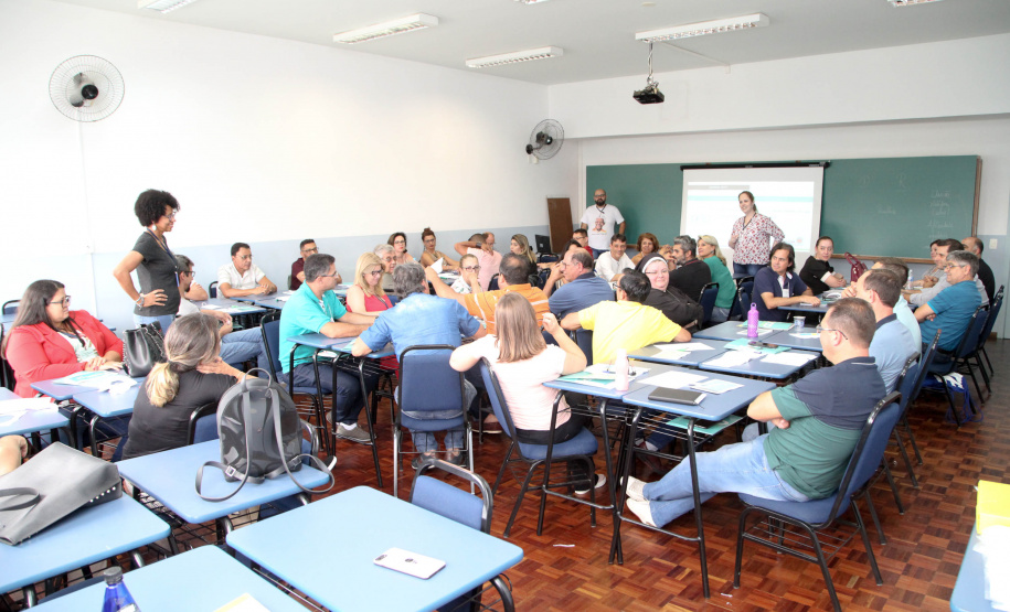 Mais de 2 mil diretores das escolas estaduais do Paraná se reúnem em Curitiba até o dia 31. É que ocorre na Capital, desde terça-feira (21), o Seminário Foco na Aprendizagem 2020, evento da Secretaria de Estado da Educação e do Esporte que busca promover o diálogo, formações e planejamento pedagógico aos gestores das instituições estaduais de ensino. Foto: Ari Dias/AEN