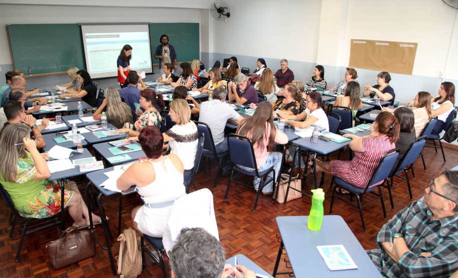 Mais de 2 mil diretores das escolas estaduais do Paraná se reúnem em Curitiba até o dia 31. É que ocorre na Capital, desde terça-feira (21), o Seminário Foco na Aprendizagem 2020, evento da Secretaria de Estado da Educação e do Esporte que busca promover o diálogo, formações e planejamento pedagógico aos gestores das instituições estaduais de ensino. Foto: Ari Dias/AEN