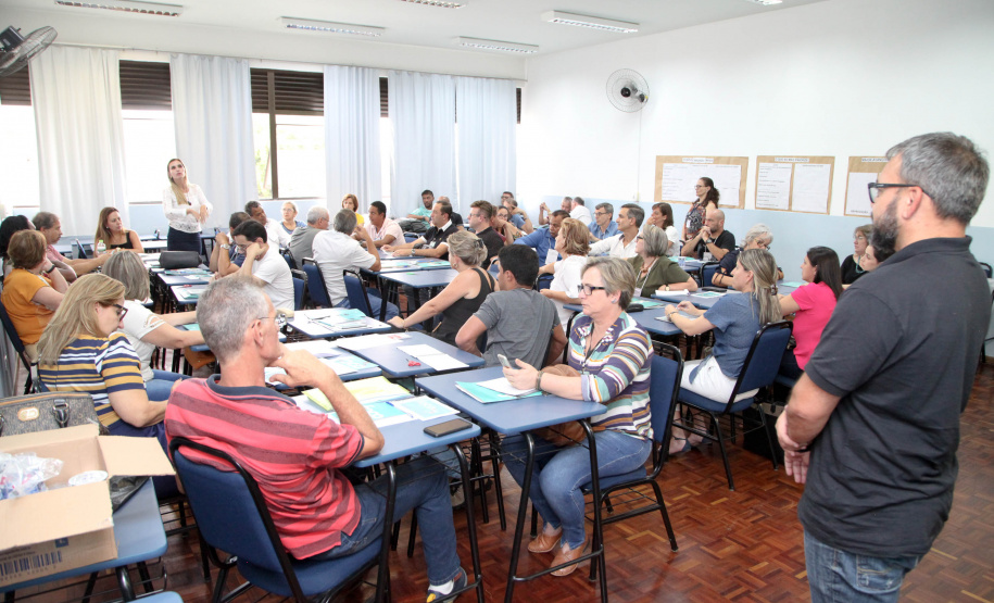 Mais de 2 mil diretores das escolas estaduais do Paraná se reúnem em Curitiba até o dia 31. É que ocorre na Capital, desde terça-feira (21), o Seminário Foco na Aprendizagem 2020, evento da Secretaria de Estado da Educação e do Esporte que busca promover o diálogo, formações e planejamento pedagógico aos gestores das instituições estaduais de ensino. Foto: Ari Dias/AEN