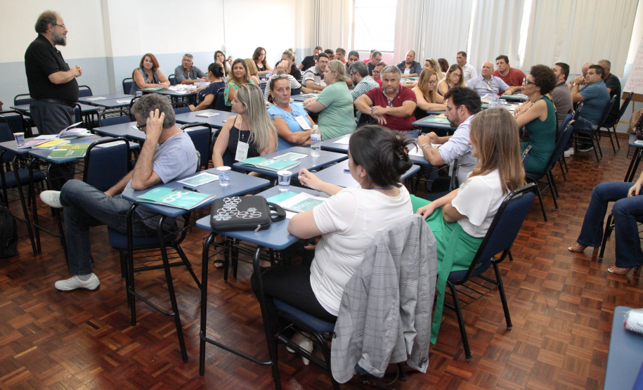 Mais de 2 mil diretores das escolas estaduais do Paraná se reúnem em Curitiba até o dia 31. É que ocorre na Capital, desde terça-feira (21), o Seminário Foco na Aprendizagem 2020, evento da Secretaria de Estado da Educação e do Esporte que busca promover o diálogo, formações e planejamento pedagógico aos gestores das instituições estaduais de ensino. Foto: Ari Dias/AEN