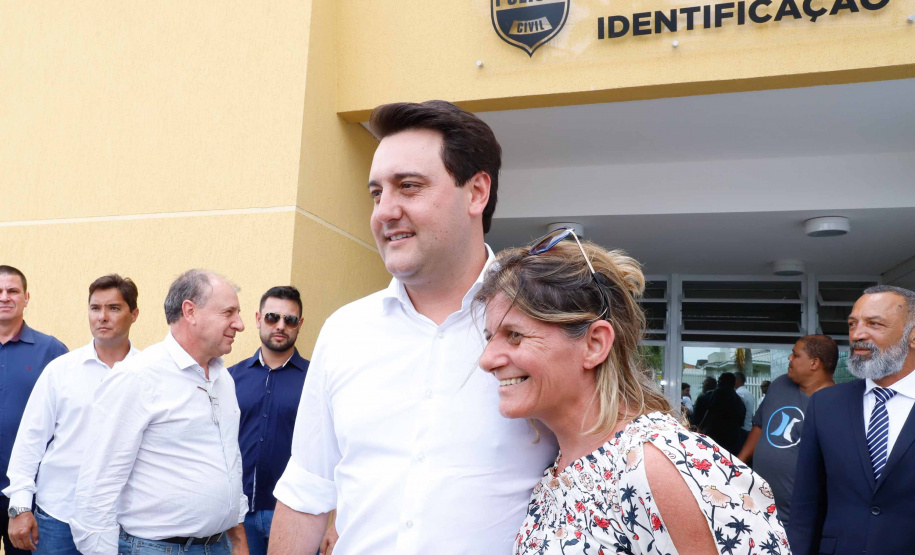 O governador Carlos Massa Ratinho Junior inaugurou nesta sexta-feira (24) a Delegacia Cidadã de Paranaguá, no Litoral do Estado. São cerca de 6,8 mil metros quadrados de área construída. É a maior unidade desse modelo que oferta atendimento especializado do Paraná. Os investimentos somaram mais de R$ 5 milhões.