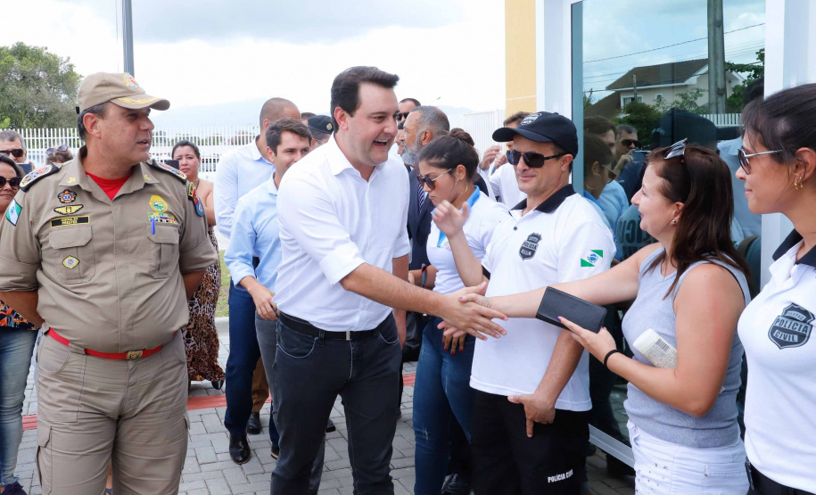 O governador Carlos Massa Ratinho Junior inaugurou nesta sexta-feira (24) a Delegacia Cidadã de Paranaguá, no Litoral do Estado. São cerca de 6,8 mil metros quadrados de área construída. É a maior unidade desse modelo que oferta atendimento especializado do Paraná. Os investimentos somaram mais de R$ 5 milhões.
