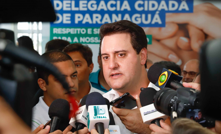 O governador Carlos Massa Ratinho Junior inaugurou nesta sexta-feira (24) a Delegacia Cidadã de Paranaguá, no Litoral do Estado. São cerca de 6,8 mil metros quadrados de área construída. É a maior unidade desse modelo que oferta atendimento especializado do Paraná. Os investimentos somaram mais de R$ 5 milhões.