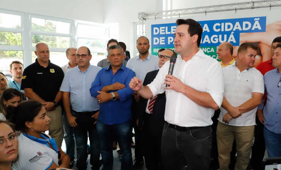 O governador Carlos Massa Ratinho Junior inaugurou nesta sexta-feira (24) a Delegacia Cidadã de Paranaguá, no Litoral do Estado. São cerca de 6,8 mil metros quadrados de área construída. É a maior unidade desse modelo que oferta atendimento especializado do Paraná. Os investimentos somaram mais de R$ 5 milhões.