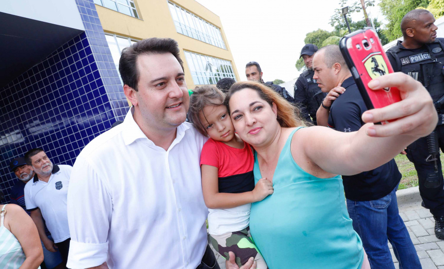 O governador Carlos Massa Ratinho Junior inaugurou nesta sexta-feira (24) a Delegacia Cidadã de Paranaguá, no Litoral do Estado. São cerca de 6,8 mil metros quadrados de área construída. É a maior unidade desse modelo que oferta atendimento especializado do Paraná. Os investimentos somaram mais de R$ 5 milhões.