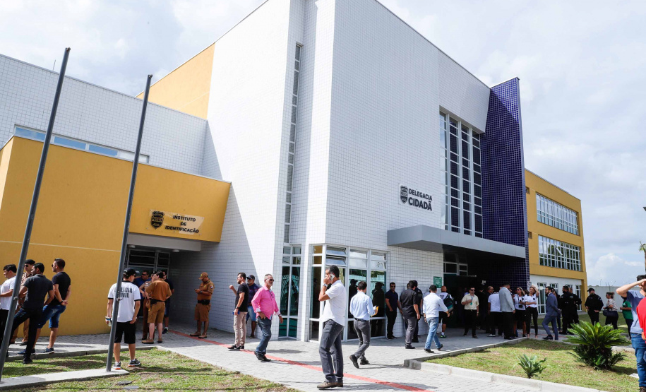 O governador Carlos Massa Ratinho Junior inaugurou nesta sexta-feira (24) a Delegacia Cidadã de Paranaguá, no Litoral do Estado. São cerca de 6,8 mil metros quadrados de área construída. É a maior unidade desse modelo que oferta atendimento especializado do Paraná. Os investimentos somaram mais de R$ 5 milhões.