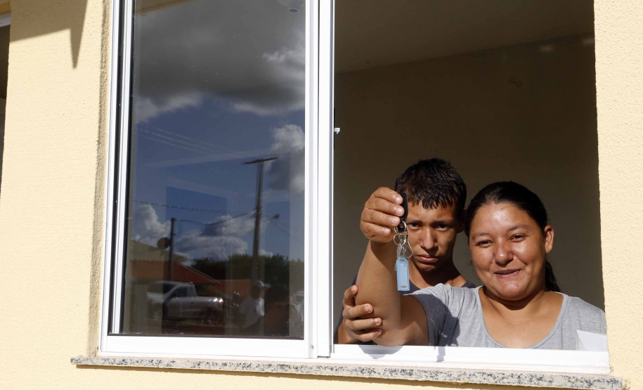 Quarenta e duas famílias carentes de Novo Itacolomi receberam nesta sexta-feira (24) casas populares construídas pelo Governo do Estado. O Residencial João Rossatto foi inaugurado pelo governador Carlos Massa Ratinho Junior e recebeu R$ 2,4 milhões de investimentos por meio do programa Nossa Gente.
foto Gilson Abreu/Aen