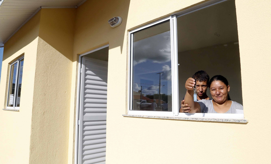Quarenta e duas famílias carentes de Novo Itacolomi receberam nesta sexta-feira (24) casas populares construídas pelo Governo do Estado. O Residencial João Rossatto foi inaugurado pelo governador Carlos Massa Ratinho Junior e recebeu R$ 2,4 milhões de investimentos por meio do programa Nossa Gente.
foto Gilson Abreu/Aen