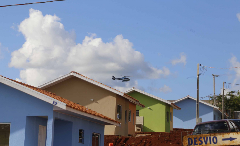 Quarenta e duas famílias carentes de Novo Itacolomi receberam nesta sexta-feira (24) casas populares construídas pelo Governo do Estado. O Residencial João Rossatto foi inaugurado pelo governador Carlos Massa Ratinho Junior e recebeu R$ 2,4 milhões de investimentos por meio do programa Nossa Gente.
foto Gilson Abreu/Aen