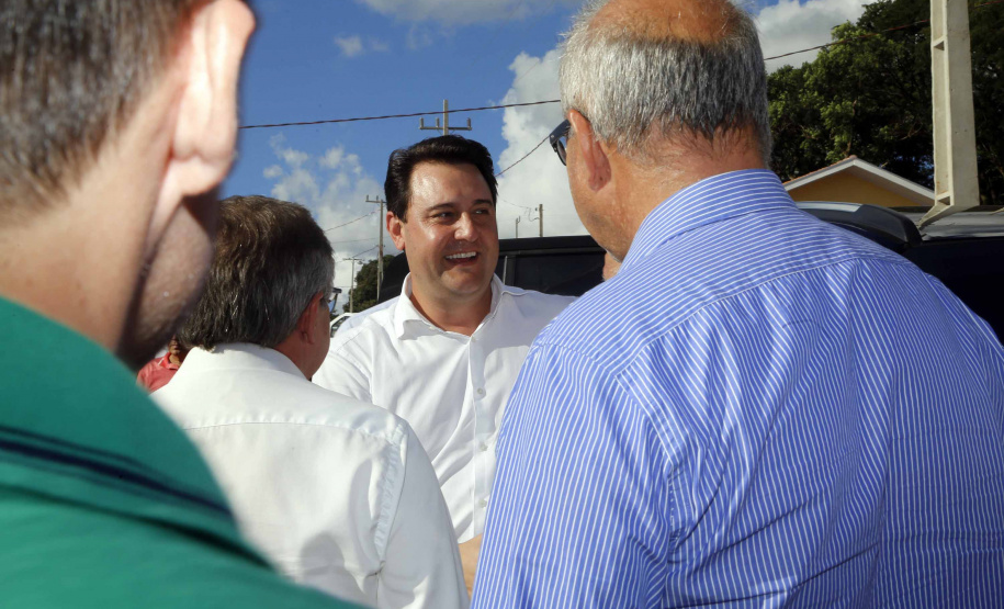 Quarenta e duas famílias carentes de Novo Itacolomi receberam nesta sexta-feira (24) casas populares construídas pelo Governo do Estado. O Residencial João Rossatto foi inaugurado pelo governador Carlos Massa Ratinho Junior e recebeu R$ 2,4 milhões de investimentos por meio do programa Nossa Gente.
foto Gilson Abreu/Aen