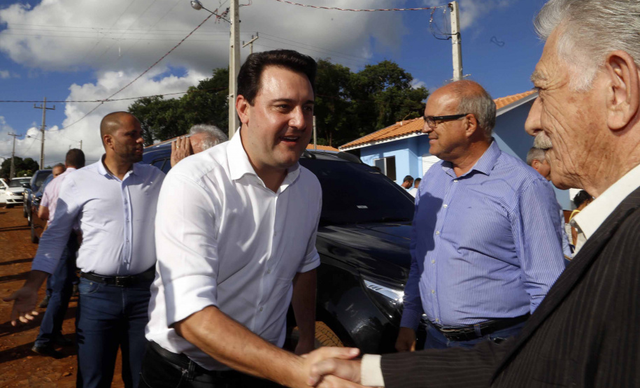Quarenta e duas famílias carentes de Novo Itacolomi receberam nesta sexta-feira (24) casas populares construídas pelo Governo do Estado. O Residencial João Rossatto foi inaugurado pelo governador Carlos Massa Ratinho Junior e recebeu R$ 2,4 milhões de investimentos por meio do programa Nossa Gente.
foto Gilson Abreu/Aen