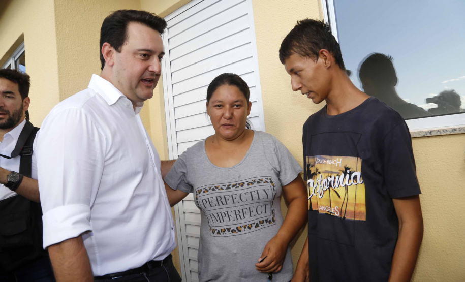 Quarenta e duas famílias carentes de Novo Itacolomi receberam nesta sexta-feira (24) casas populares construídas pelo Governo do Estado. O Residencial João Rossatto foi inaugurado pelo governador Carlos Massa Ratinho Junior e recebeu R$ 2,4 milhões de investimentos por meio do programa Nossa Gente.
foto Gilson Abreu/Aen