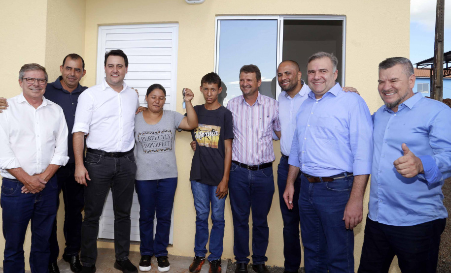 Quarenta e duas famílias carentes de Novo Itacolomi receberam nesta sexta-feira (24) casas populares construídas pelo Governo do Estado. O Residencial João Rossatto foi inaugurado pelo governador Carlos Massa Ratinho Junior e recebeu R$ 2,4 milhões de investimentos por meio do programa Nossa Gente.
foto Gilson Abreu/Aen