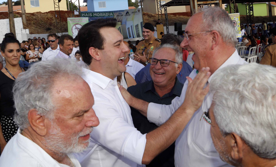 Quarenta e duas famílias carentes de Novo Itacolomi receberam nesta sexta-feira (24) casas populares construídas pelo Governo do Estado. O Residencial João Rossatto foi inaugurado pelo governador Carlos Massa Ratinho Junior e recebeu R$ 2,4 milhões de investimentos por meio do programa Nossa Gente.
foto Gilson Abreu/Aen