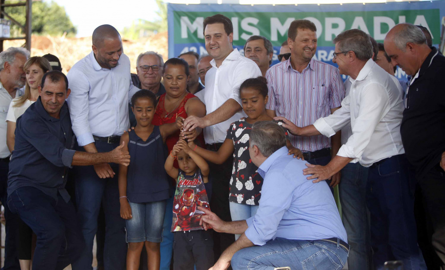 Quarenta e duas famílias carentes de Novo Itacolomi receberam nesta sexta-feira (24) casas populares construídas pelo Governo do Estado. O Residencial João Rossatto foi inaugurado pelo governador Carlos Massa Ratinho Junior e recebeu R$ 2,4 milhões de investimentos por meio do programa Nossa Gente.
foto Gilson Abreu/Aen