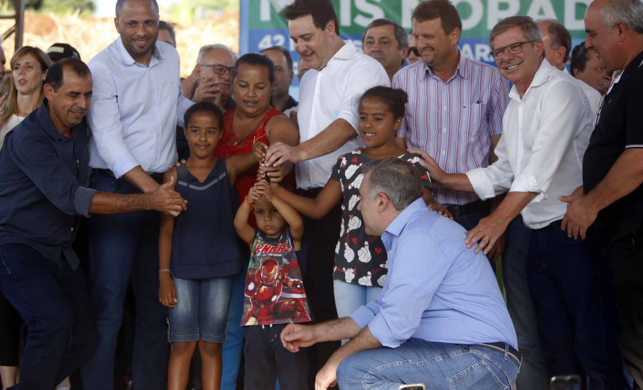Quarenta e duas famílias carentes de Novo Itacolomi receberam nesta sexta-feira (24) casas populares construídas pelo Governo do Estado. O Residencial João Rossatto foi inaugurado pelo governador Carlos Massa Ratinho Junior e recebeu R$ 2,4 milhões de investimentos por meio do programa Nossa Gente.
foto Gilson Abreu/Aen