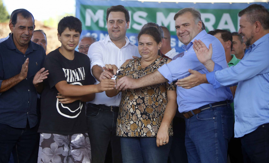Quarenta e duas famílias carentes de Novo Itacolomi receberam nesta sexta-feira (24) casas populares construídas pelo Governo do Estado. O Residencial João Rossatto foi inaugurado pelo governador Carlos Massa Ratinho Junior e recebeu R$ 2,4 milhões de investimentos por meio do programa Nossa Gente.
foto Gilson Abreu/Aen