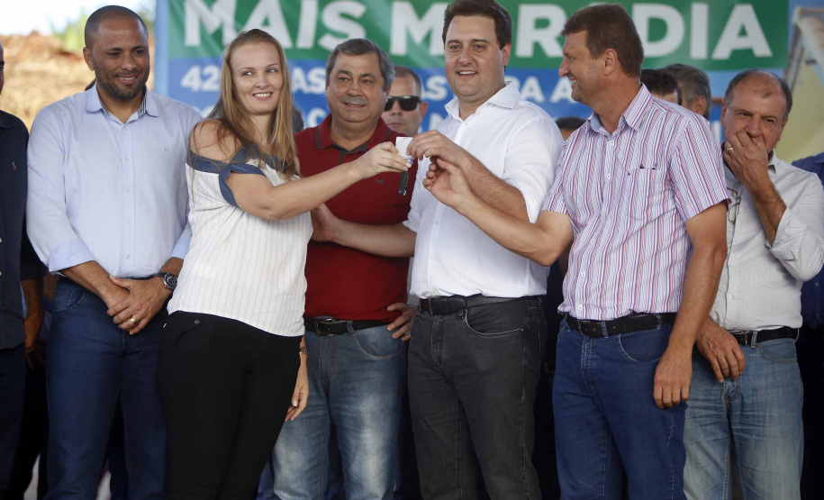 Quarenta e duas famílias carentes de Novo Itacolomi receberam nesta sexta-feira (24) casas populares construídas pelo Governo do Estado. O Residencial João Rossatto foi inaugurado pelo governador Carlos Massa Ratinho Junior e recebeu R$ 2,4 milhões de investimentos por meio do programa Nossa Gente.
foto Gilson Abreu/Aen