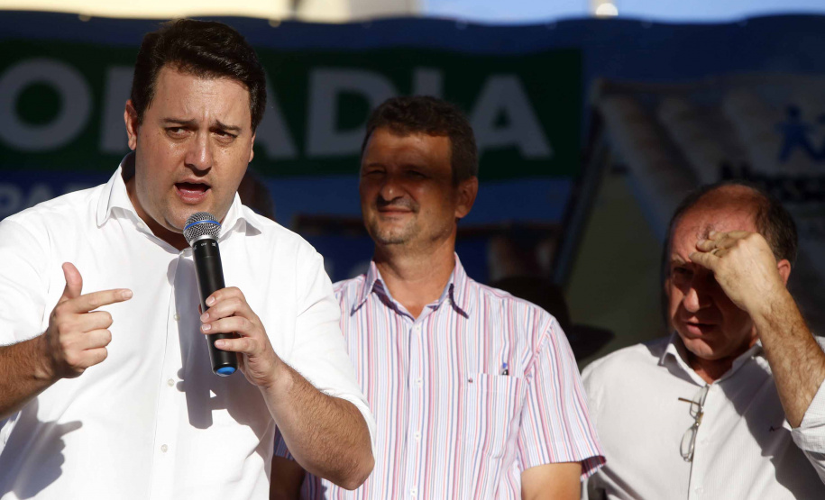 Quarenta e duas famílias carentes de Novo Itacolomi receberam nesta sexta-feira (24) casas populares construídas pelo Governo do Estado. O Residencial João Rossatto foi inaugurado pelo governador Carlos Massa Ratinho Junior e recebeu R$ 2,4 milhões de investimentos por meio do programa Nossa Gente.
foto Gilson Abreu/Aen