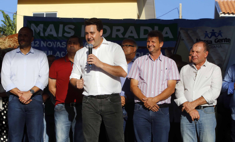 Quarenta e duas famílias carentes de Novo Itacolomi receberam nesta sexta-feira (24) casas populares construídas pelo Governo do Estado. O Residencial João Rossatto foi inaugurado pelo governador Carlos Massa Ratinho Junior e recebeu R$ 2,4 milhões de investimentos por meio do programa Nossa Gente.
foto Gilson Abreu/Aen