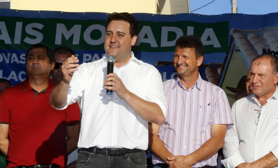 Quarenta e duas famílias carentes de Novo Itacolomi receberam nesta sexta-feira (24) casas populares construídas pelo Governo do Estado. O Residencial João Rossatto foi inaugurado pelo governador Carlos Massa Ratinho Junior e recebeu R$ 2,4 milhões de investimentos por meio do programa Nossa Gente.
foto Gilson Abreu/Aen