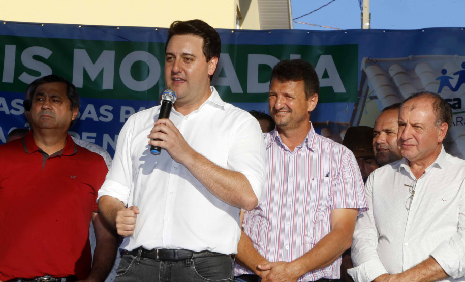 Quarenta e duas famílias carentes de Novo Itacolomi receberam nesta sexta-feira (24) casas populares construídas pelo Governo do Estado. O Residencial João Rossatto foi inaugurado pelo governador Carlos Massa Ratinho Junior e recebeu R$ 2,4 milhões de investimentos por meio do programa Nossa Gente.
foto Gilson Abreu/Aen