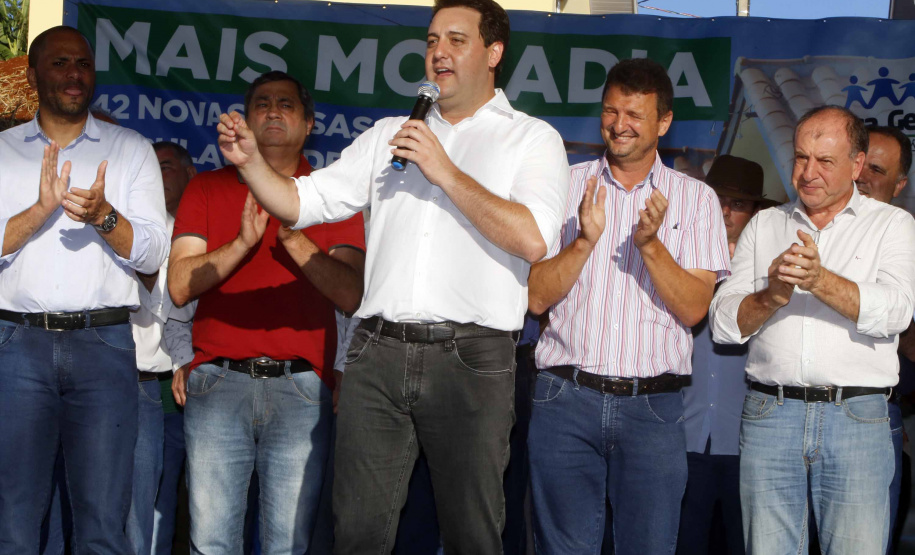 Quarenta e duas famílias carentes de Novo Itacolomi receberam nesta sexta-feira (24) casas populares construídas pelo Governo do Estado. O Residencial João Rossatto foi inaugurado pelo governador Carlos Massa Ratinho Junior e recebeu R$ 2,4 milhões de investimentos por meio do programa Nossa Gente.
foto Gilson Abreu/Aen