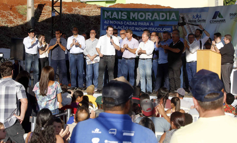 Quarenta e duas famílias carentes de Novo Itacolomi receberam nesta sexta-feira (24) casas populares construídas pelo Governo do Estado. O Residencial João Rossatto foi inaugurado pelo governador Carlos Massa Ratinho Junior e recebeu R$ 2,4 milhões de investimentos por meio do programa Nossa Gente.
foto Gilson Abreu/Aen