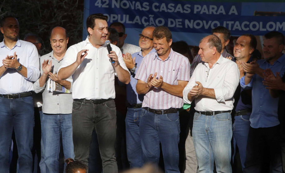 Quarenta e duas famílias carentes de Novo Itacolomi receberam nesta sexta-feira (24) casas populares construídas pelo Governo do Estado. O Residencial João Rossatto foi inaugurado pelo governador Carlos Massa Ratinho Junior e recebeu R$ 2,4 milhões de investimentos por meio do programa Nossa Gente.
foto Gilson Abreu/Aen