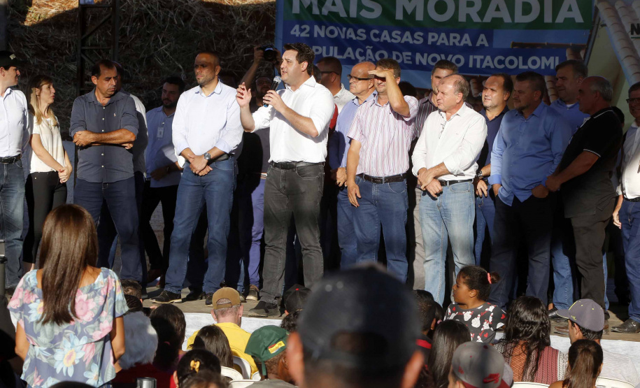 Quarenta e duas famílias carentes de Novo Itacolomi receberam nesta sexta-feira (24) casas populares construídas pelo Governo do Estado. O Residencial João Rossatto foi inaugurado pelo governador Carlos Massa Ratinho Junior e recebeu R$ 2,4 milhões de investimentos por meio do programa Nossa Gente.
foto Gilson Abreu/Aen