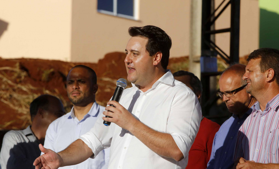 Quarenta e duas famílias carentes de Novo Itacolomi receberam nesta sexta-feira (24) casas populares construídas pelo Governo do Estado. O Residencial João Rossatto foi inaugurado pelo governador Carlos Massa Ratinho Junior e recebeu R$ 2,4 milhões de investimentos por meio do programa Nossa Gente.
foto Gilson Abreu/Aen