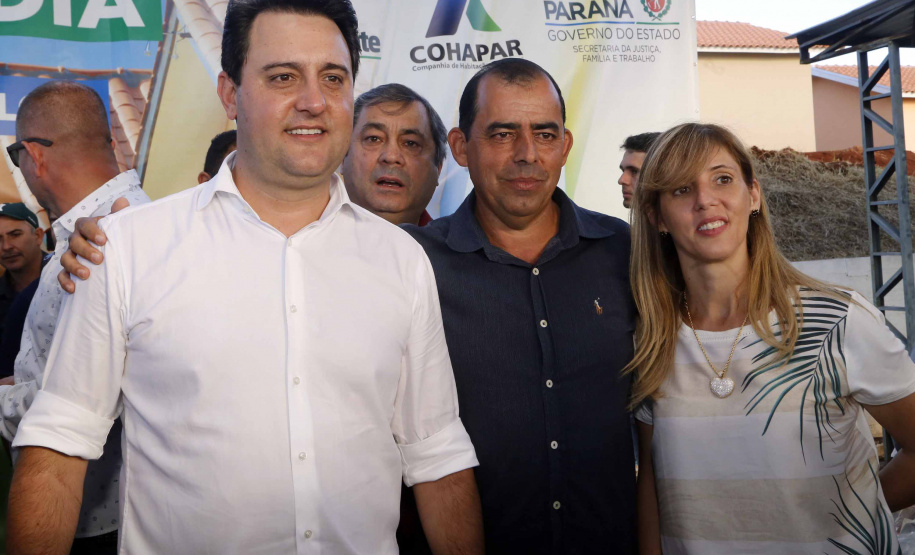 Quarenta e duas famílias carentes de Novo Itacolomi receberam nesta sexta-feira (24) casas populares construídas pelo Governo do Estado. O Residencial João Rossatto foi inaugurado pelo governador Carlos Massa Ratinho Junior e recebeu R$ 2,4 milhões de investimentos por meio do programa Nossa Gente.
foto Gilson Abreu/Aen