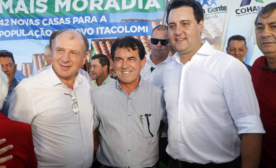 Quarenta e duas famílias carentes de Novo Itacolomi receberam nesta sexta-feira (24) casas populares construídas pelo Governo do Estado. O Residencial João Rossatto foi inaugurado pelo governador Carlos Massa Ratinho Junior e recebeu R$ 2,4 milhões de investimentos por meio do programa Nossa Gente.
foto Gilson Abreu/Aen