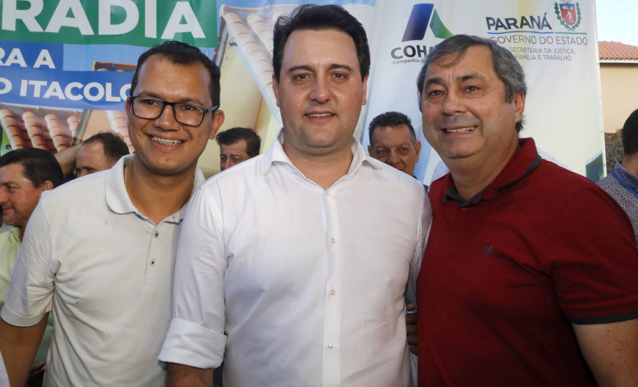 Quarenta e duas famílias carentes de Novo Itacolomi receberam nesta sexta-feira (24) casas populares construídas pelo Governo do Estado. O Residencial João Rossatto foi inaugurado pelo governador Carlos Massa Ratinho Junior e recebeu R$ 2,4 milhões de investimentos por meio do programa Nossa Gente.
foto Gilson Abreu/Aen