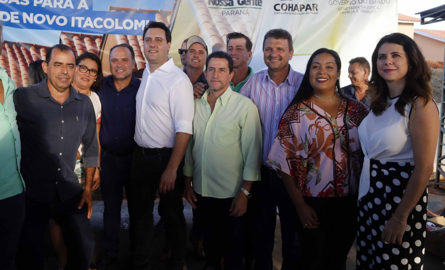 Quarenta e duas famílias carentes de Novo Itacolomi receberam nesta sexta-feira (24) casas populares construídas pelo Governo do Estado. O Residencial João Rossatto foi inaugurado pelo governador Carlos Massa Ratinho Junior e recebeu R$ 2,4 milhões de investimentos por meio do programa Nossa Gente.
foto Gilson Abreu/Aen