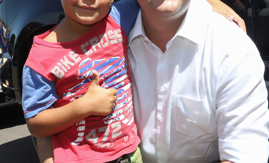 GOVERNADOR REPASSA RECURSOS EM CIANORTE.
O governador Carlos Massa Ratinho Junior assinou neste sábado (25), a homologação para ordem de serviços de pavimentação de ruas e avenidas em Cianorte, região noroeste do Paraná. Participaram da solenidade: prefeito de Cianorte, Claudemir Romero Bongiorno; os secretários: de Desenvolvimento Urbano, João Carlos Ortega; de Desenvolvimento Sustentável e Turismo, Márcio Nunes; entre outros.
Cianorte, 25-01-20.
Foto: Arnaldo Alves / AEN.