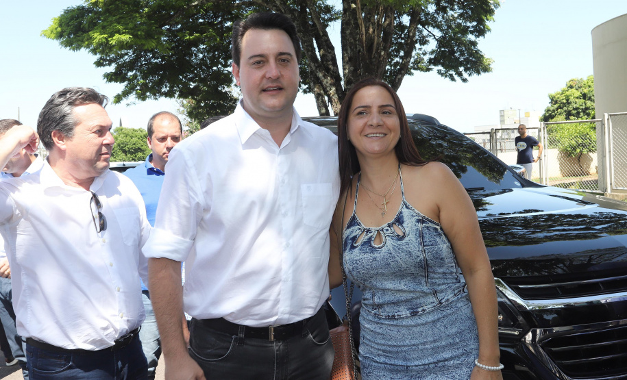 GOVERNADOR REPASSA RECURSOS EM CIANORTE.
O governador Carlos Massa Ratinho Junior assinou neste sábado (25), a homologação para ordem de serviços de pavimentação de ruas e avenidas em Cianorte, região noroeste do Paraná. Participaram da solenidade: prefeito de Cianorte, Claudemir Romero Bongiorno; os secretários: de Desenvolvimento Urbano, João Carlos Ortega; de Desenvolvimento Sustentável e Turismo, Márcio Nunes; entre outros.
Cianorte, 25-01-20.
Foto: Arnaldo Alves / AEN.