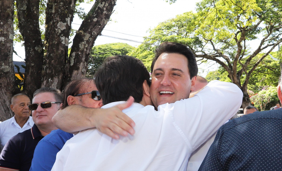 GOVERNADOR REPASSA RECURSOS EM CIANORTE.
O governador Carlos Massa Ratinho Junior assinou neste sábado (25), a homologação para ordem de serviços de pavimentação de ruas e avenidas em Cianorte, região noroeste do Paraná. Participaram da solenidade: prefeito de Cianorte, Claudemir Romero Bongiorno; os secretários: de Desenvolvimento Urbano, João Carlos Ortega; de Desenvolvimento Sustentável e Turismo, Márcio Nunes; entre outros.
Cianorte, 25-01-20.
Foto: Arnaldo Alves / AEN.