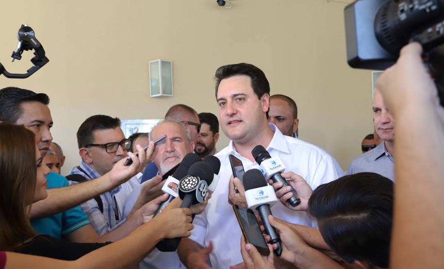 GOVERNADOR REPASSA RECURSOS EM CIANORTE.
O governador Carlos Massa Ratinho Junior assinou neste sábado (25), a homologação para ordem de serviços de pavimentação de ruas e avenidas em Cianorte, região noroeste do Paraná. Participaram da solenidade: prefeito de Cianorte, Claudemir Romero Bongiorno; os secretários: de Desenvolvimento Urbano, João Carlos Ortega; de Desenvolvimento Sustentável e Turismo, Márcio Nunes; entre outros.
Cianorte, 25-01-20.
Foto: Arnaldo Alves / AEN.