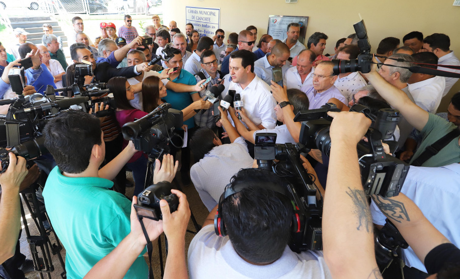 GOVERNADOR REPASSA RECURSOS EM CIANORTE.
O governador Carlos Massa Ratinho Junior assinou neste sábado (25), a homologação para ordem de serviços de pavimentação de ruas e avenidas em Cianorte, região noroeste do Paraná. Participaram da solenidade: prefeito de Cianorte, Claudemir Romero Bongiorno; os secretários: de Desenvolvimento Urbano, João Carlos Ortega; de Desenvolvimento Sustentável e Turismo, Márcio Nunes; entre outros.
Cianorte, 25-01-20.
Foto: Arnaldo Alves / AEN.