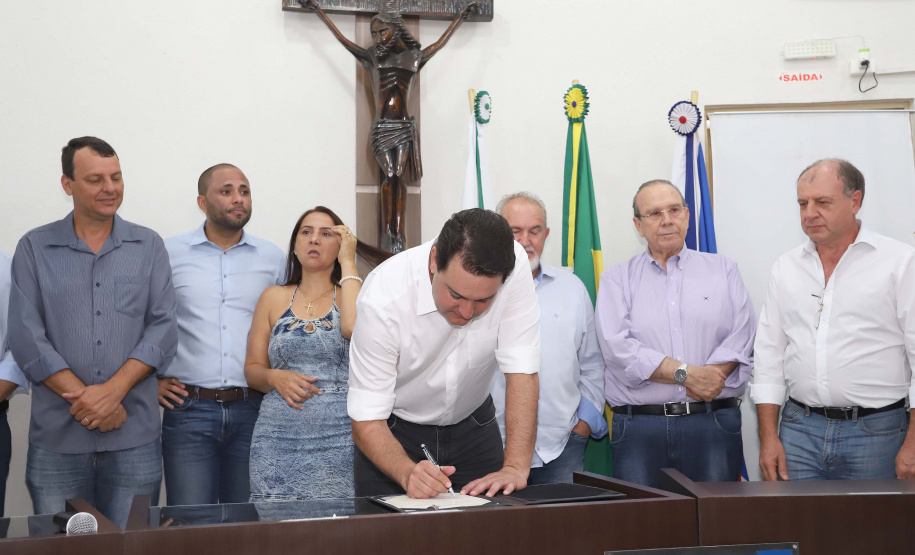 GOVERNADOR REPASSA RECURSOS EM CIANORTE.
O governador Carlos Massa Ratinho Junior assinou neste sábado (25), a homologação para ordem de serviços de pavimentação de ruas e avenidas em Cianorte, região noroeste do Paraná. Participaram da solenidade: prefeito de Cianorte, Claudemir Romero Bongiorno; os secretários: de Desenvolvimento Urbano, João Carlos Ortega; de Desenvolvimento Sustentável e Turismo, Márcio Nunes; entre outros.
Cianorte, 25-01-20.
Foto: Arnaldo Alves / AEN.