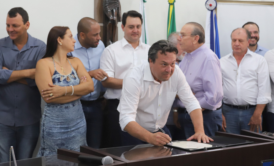 GOVERNADOR REPASSA RECURSOS EM CIANORTE.
O governador Carlos Massa Ratinho Junior assinou neste sábado (25), a homologação para ordem de serviços de pavimentação de ruas e avenidas em Cianorte, região noroeste do Paraná. Participaram da solenidade: prefeito de Cianorte, Claudemir Romero Bongiorno; os secretários: de Desenvolvimento Urbano, João Carlos Ortega; de Desenvolvimento Sustentável e Turismo, Márcio Nunes; entre outros.
Cianorte, 25-01-20.
Foto: Arnaldo Alves / AEN.