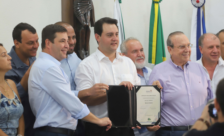 GOVERNADOR REPASSA RECURSOS EM CIANORTE.
O governador Carlos Massa Ratinho Junior assinou neste sábado (25), a homologação para ordem de serviços de pavimentação de ruas e avenidas em Cianorte, região noroeste do Paraná. Participaram da solenidade: prefeito de Cianorte, Claudemir Romero Bongiorno; os secretários: de Desenvolvimento Urbano, João Carlos Ortega; de Desenvolvimento Sustentável e Turismo, Márcio Nunes; entre outros.
Cianorte, 25-01-20.
Foto: Arnaldo Alves / AEN.