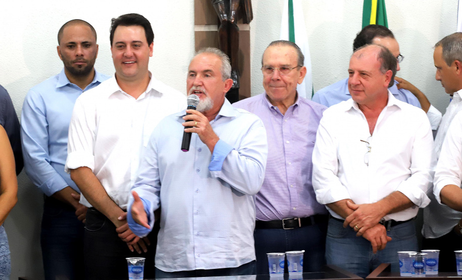 GOVERNADOR REPASSA RECURSOS EM CIANORTE.
O governador Carlos Massa Ratinho Junior assinou neste sábado (25), a homologação para ordem de serviços de pavimentação de ruas e avenidas em Cianorte, região noroeste do Paraná. Participaram da solenidade: prefeito de Cianorte, Claudemir Romero Bongiorno; os secretários: de Desenvolvimento Urbano, João Carlos Ortega; de Desenvolvimento Sustentável e Turismo, Márcio Nunes; entre outros.
Cianorte, 25-01-20.
Foto: Arnaldo Alves / AEN.