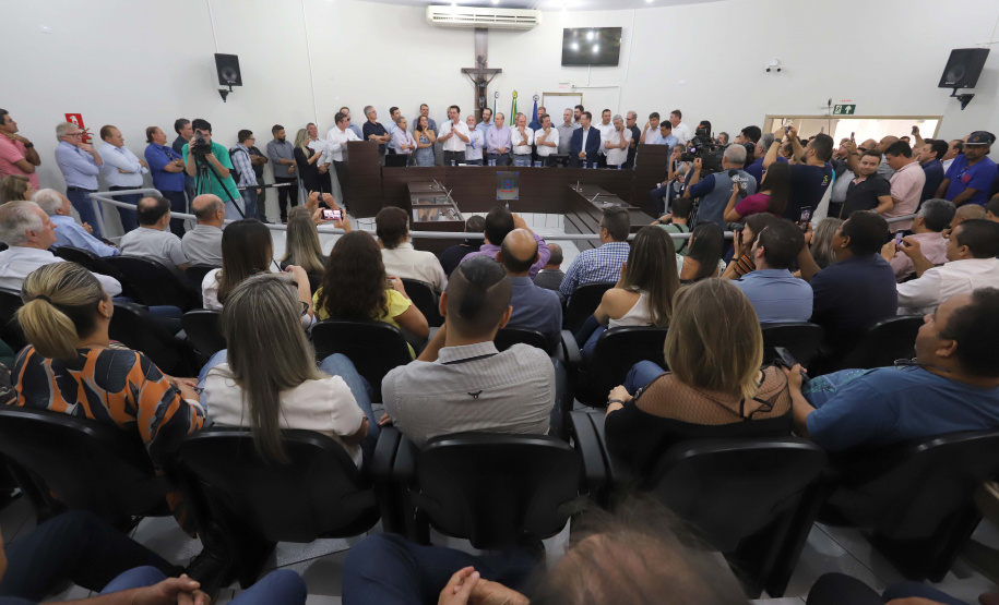 GOVERNADOR REPASSA RECURSOS EM CIANORTE.
O governador Carlos Massa Ratinho Junior assinou neste sábado (25), a homologação para ordem de serviços de pavimentação de ruas e avenidas em Cianorte, região noroeste do Paraná. Participaram da solenidade: prefeito de Cianorte, Claudemir Romero Bongiorno; os secretários: de Desenvolvimento Urbano, João Carlos Ortega; de Desenvolvimento Sustentável e Turismo, Márcio Nunes; entre outros.
Cianorte, 25-01-20.
Foto: Arnaldo Alves / AEN.