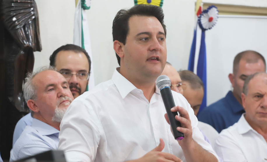 GOVERNADOR REPASSA RECURSOS EM CIANORTE.
O governador Carlos Massa Ratinho Junior assinou neste sábado (25), a homologação para ordem de serviços de pavimentação de ruas e avenidas em Cianorte, região noroeste do Paraná. Participaram da solenidade: prefeito de Cianorte, Claudemir Romero Bongiorno; os secretários: de Desenvolvimento Urbano, João Carlos Ortega; de Desenvolvimento Sustentável e Turismo, Márcio Nunes; entre outros.
Cianorte, 25-01-20.
Foto: Arnaldo Alves / AEN.