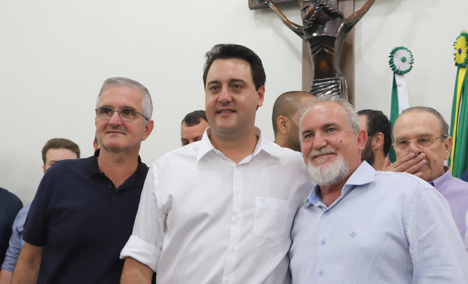 GOVERNADOR REPASSA RECURSOS EM CIANORTE.
O governador Carlos Massa Ratinho Junior assinou neste sábado (25), a homologação para ordem de serviços de pavimentação de ruas e avenidas em Cianorte, região noroeste do Paraná. Participaram da solenidade: prefeito de Cianorte, Claudemir Romero Bongiorno; os secretários: de Desenvolvimento Urbano, João Carlos Ortega; de Desenvolvimento Sustentável e Turismo, Márcio Nunes; entre outros.
Cianorte, 25-01-20.
Foto: Arnaldo Alves / AEN.